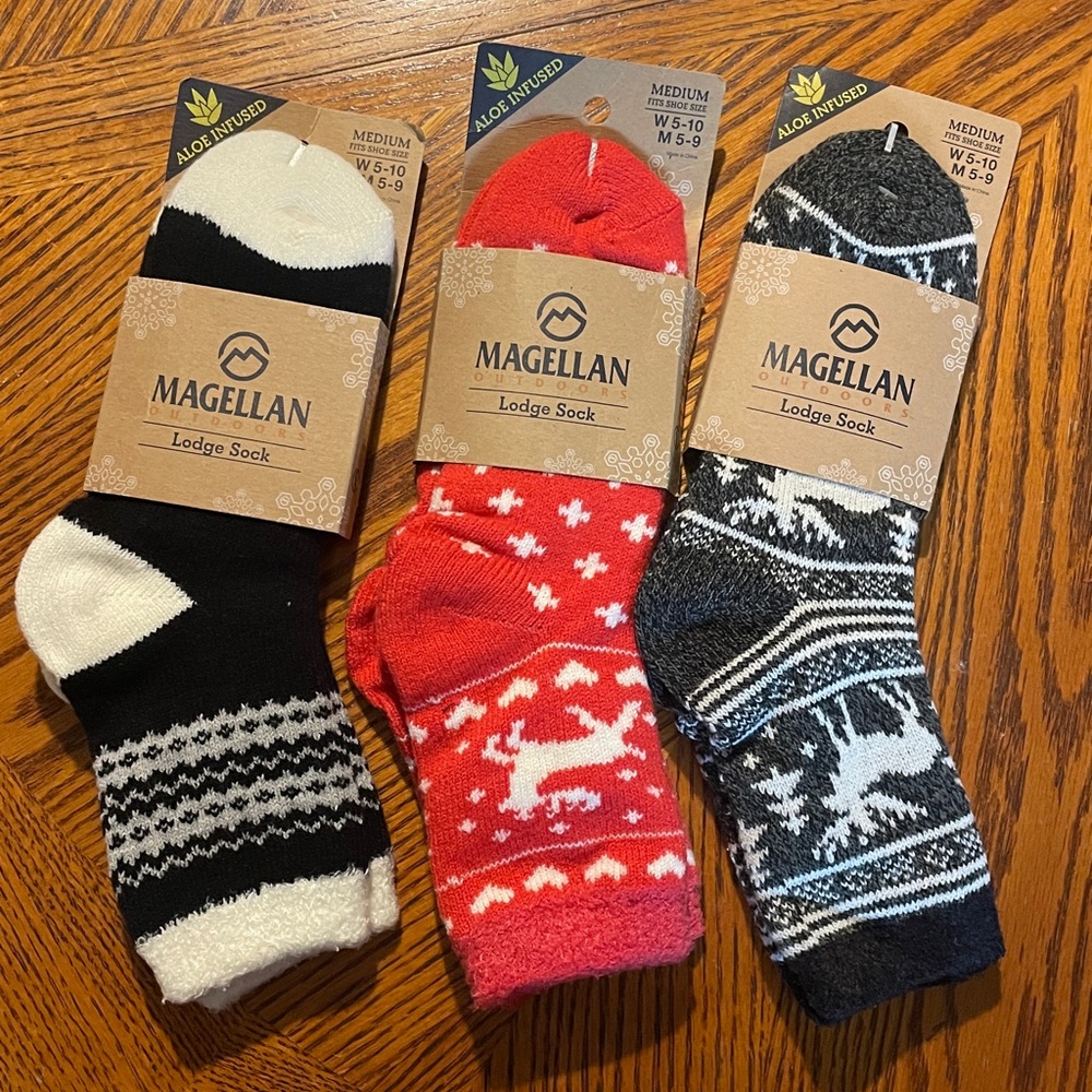 NWT Magellan lodge socks, aloe infused, size medium fits shoe size W 5-10 M 5-9